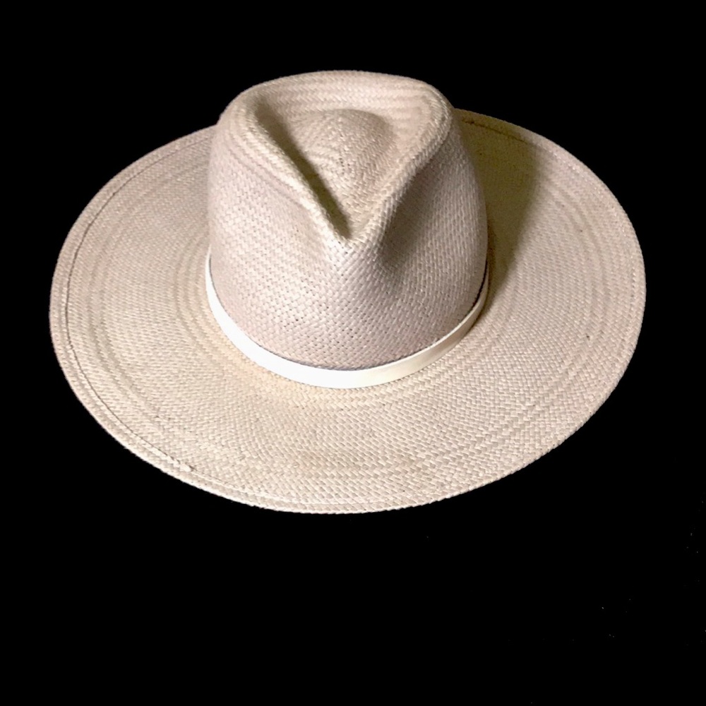 Janessa Leoné Hat